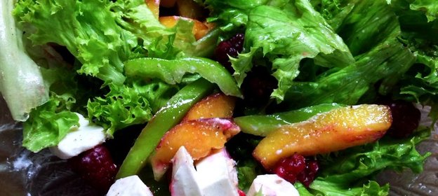 Салат с фетой и персиками