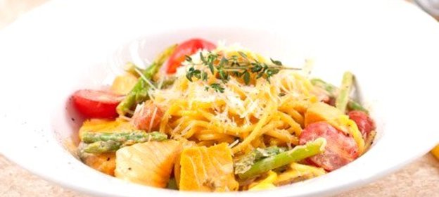 Спагетти с лососем и спаржей в сливочном соусе