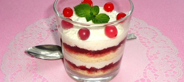 Слоёный десерт с клюквенным соусом