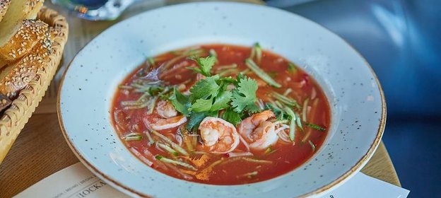 Холодный томатный суп Кук-си с креветками