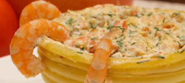 Макаронная чашка с креветками в сливочном соусе