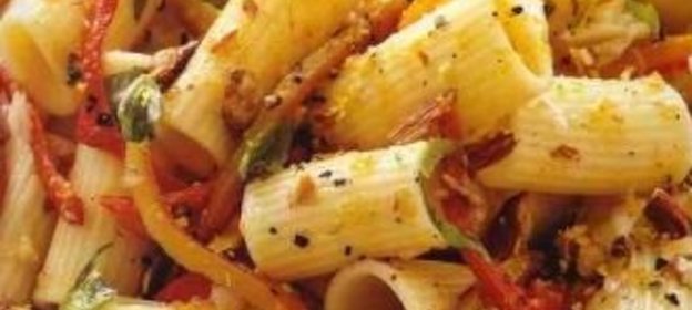 Большой бутерброд с консервированным мясом и салатом из сырых овощей