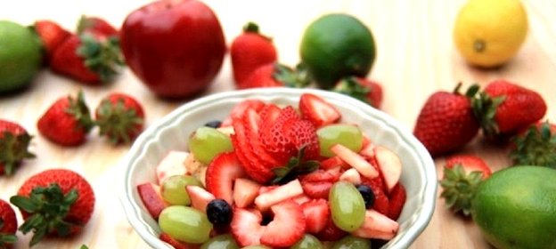 Фруктовый салат с медовым сиропом