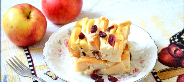 Творожно-яблочная запеканка с клюквой