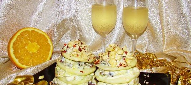 Пирамидки из груши с фетой и финиками