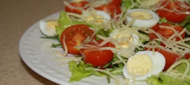 Салат с рукколой и помидорами и перепелиными яйцами