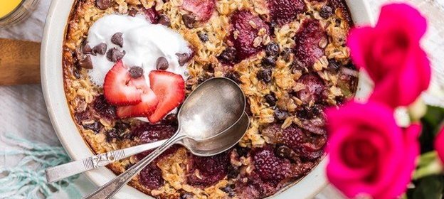 Запеченая овсянка с шоколадом и клубникой