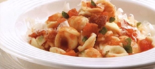 Макароны с помидорами и беконом