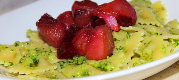 Фарфалле-салат с розовыми гребешками и соусом песто