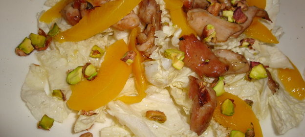 Нежный салат Курица,персики,фисташки