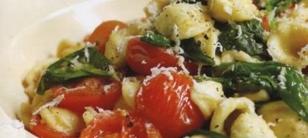 Макароны с помидорами и шпинатом