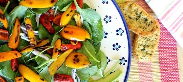 Салат с авокадо, болгарским перцем и шпинатом