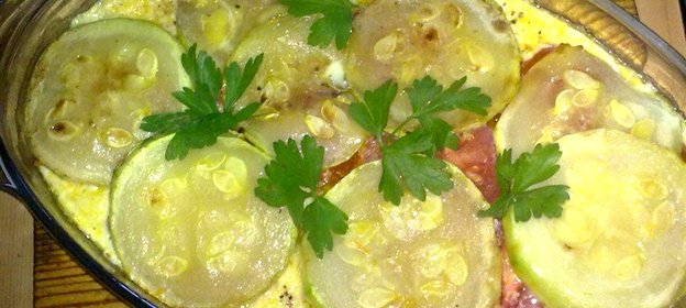 Овощная запеканка с сардельками