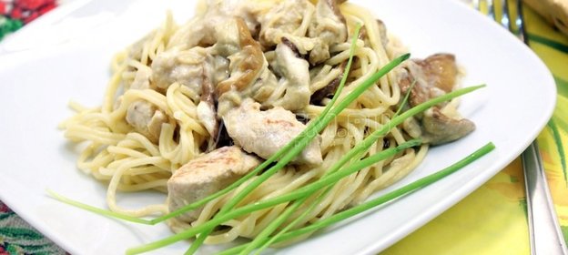 Спагетти с грибами и курицей