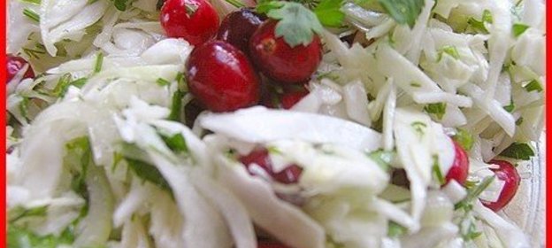 Капустный салат с клюквой