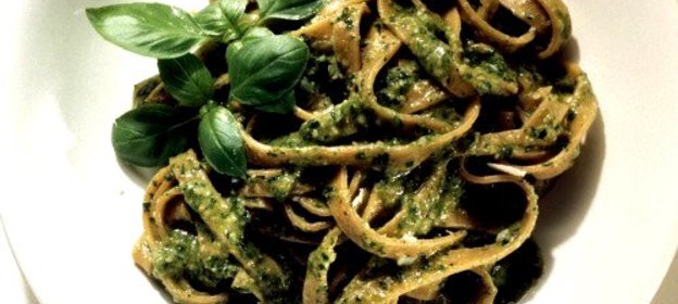 Паста с соусом песто из рукколы и грецких орехов