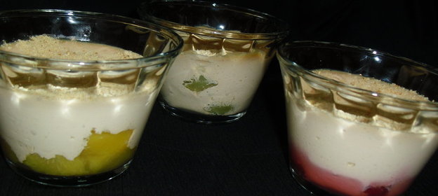 Десерт из запеченной ряженки с фруктами и ягодами