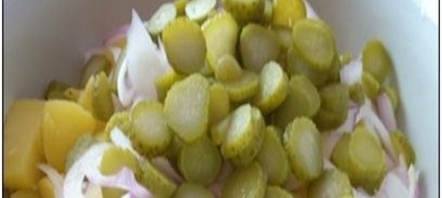 Салат с соленым огурцом и курицей