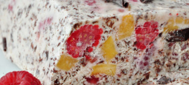 Малиновое парфе с персиками и шоколадом