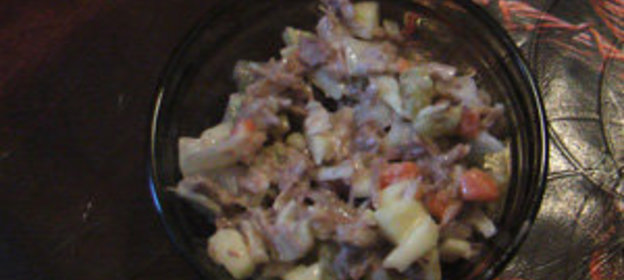 Салат мясной с яблоками