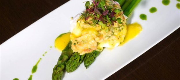 Болтунья с картофелем и горохом или спаржей