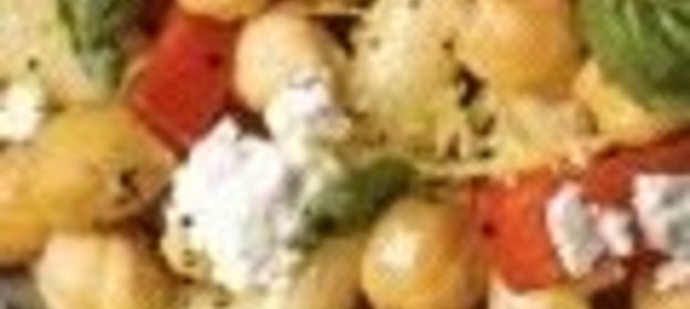 Макароны с помидорами и турецким горохом