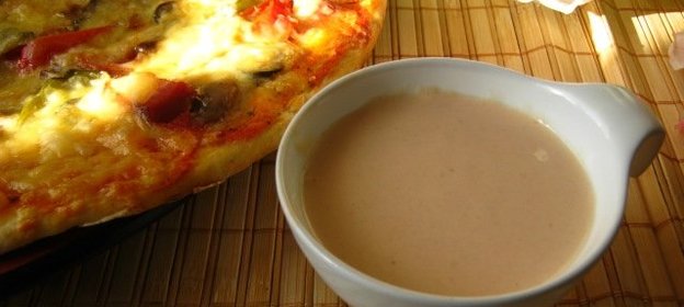 Розовый соус к пицце