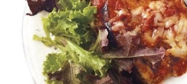 Салат из курицы с гречневой лапшой и помидорами