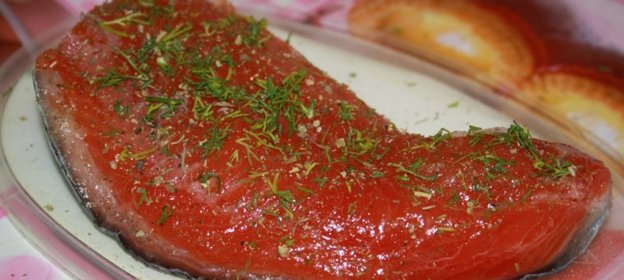 Слабосоленая форель с приправами