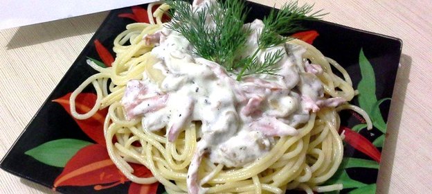 Паста с грибами и ветчиной в сливочном соусе