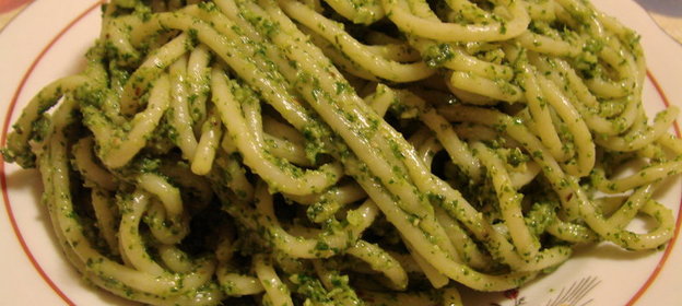 Спагетти с зеленым соусом