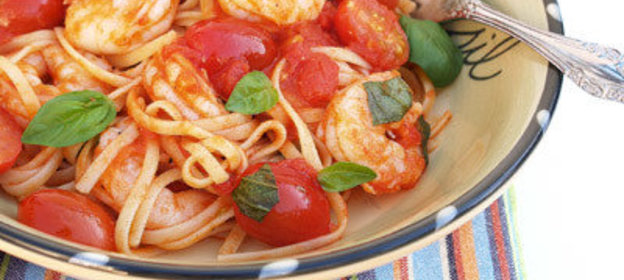 Паста с креветками, помидорами и базиликом