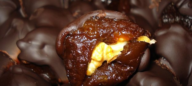 Чернослив в шоколадной глазури