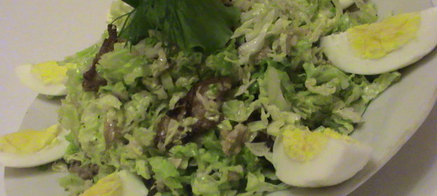 Салат из пекинской капусты с ореховым соусом