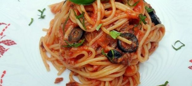 Творожная запеканка с манной крупой и вишнями