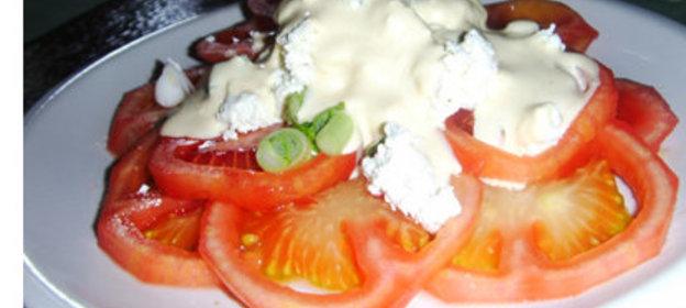 Салат помидорный с горчичным дрессингом