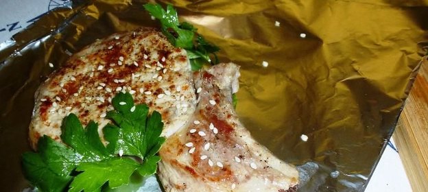 Свиная корейка на кости в духовке в фольге