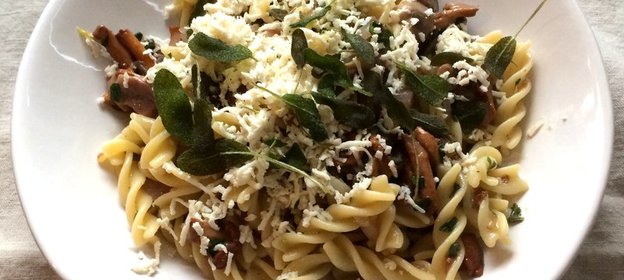 Фузилли с лесными грибами и шалфеем