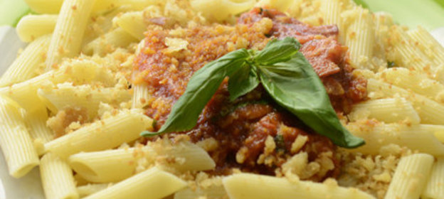 Паста с беконом в томатном соусе