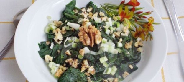 Салат из шпината с пикантным соусом