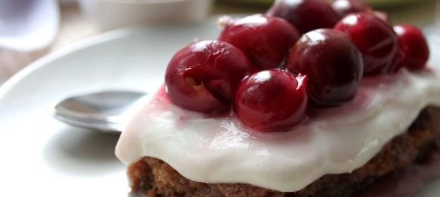 Слоеный сметанный десерт