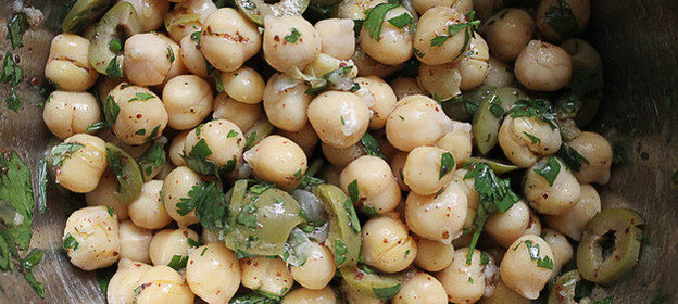 Салат из нута с травами и оливками