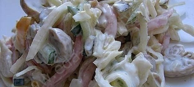 Салат из кальмаров с грибами и ветчиной