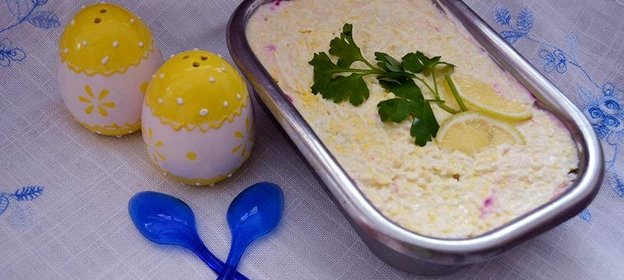 Селедка под шубой с яблоком и яйцом