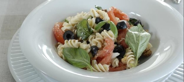 Паста с помидорами, яйцом и грецкими орехами