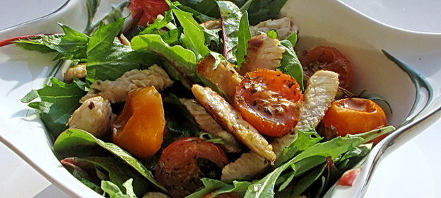 Салат с печеными помидорами и индейкой