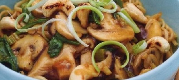 Лапша с грибами и шпинатом