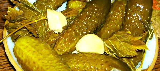 Огурцы, соленые в банках