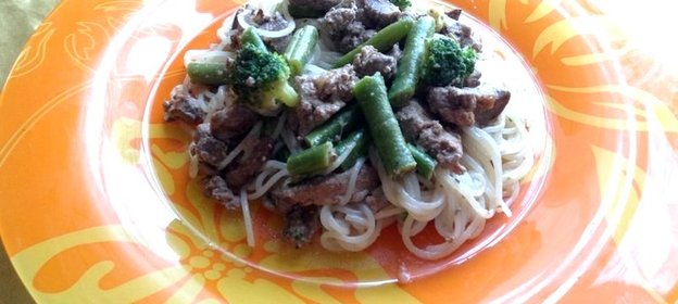 Рисовая лапша с куриной печенью и овощами