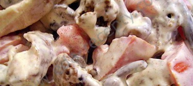 Салат с печеньем и куриной копченой грудкой и помидорами